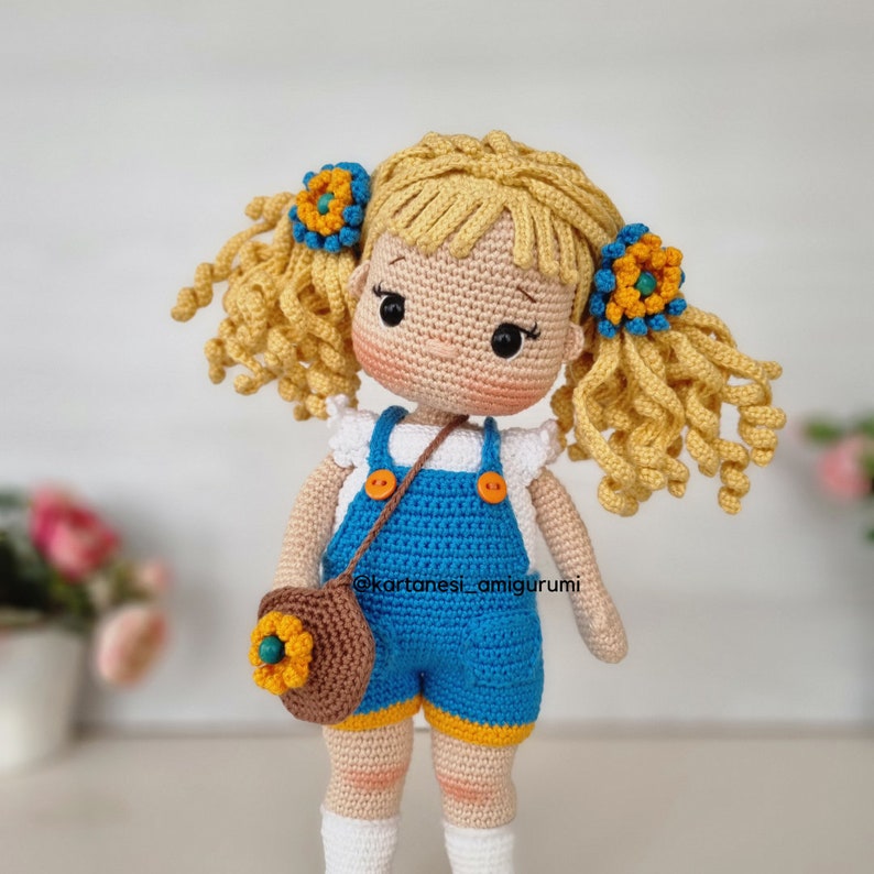 Crochet Amigurumi Doll Pattern, Amigurumi Tutorial, English, Português, Español, Français Nelly Doll With Salopette Clothes, Video supported zdjęcie 3