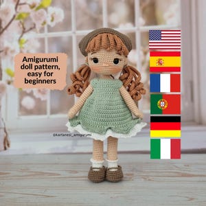 Könnte beinhalten: Eine gehäkelte Amigurumi-Puppe, die ein grünes Kleid und eine braune Baskenmütze trägt. Die Puppe hat braunes Haar und braune Augen. Die Puppe steht auf einer Holzoberfläche. Das Bild enthält auch einen Textüberlagerung, der "Amigurumi doll pattern, easy for beginners" und einen Social-Media-Handle "@kartanesl_amigurumi" sagt.