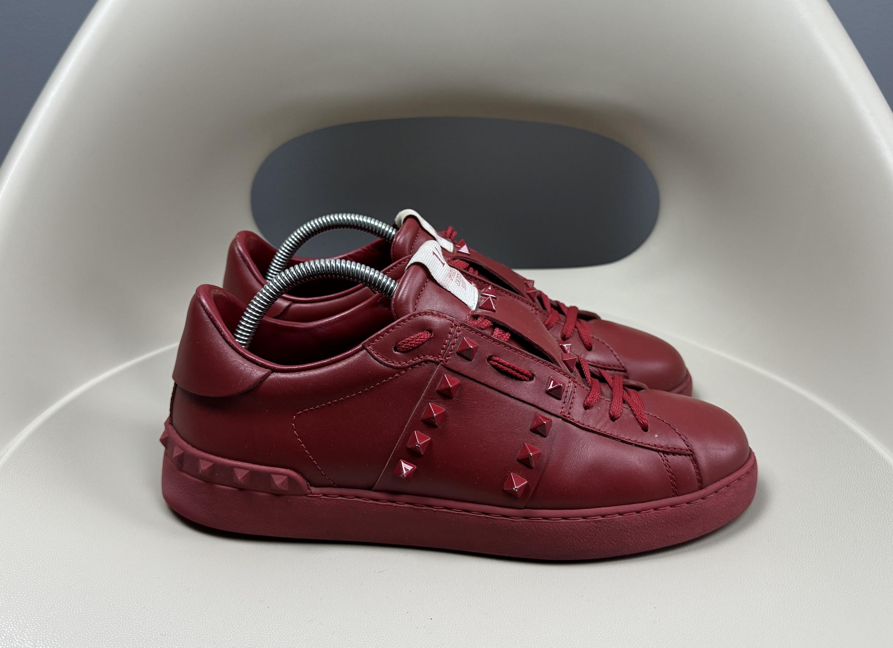 Valentino Garavani Rockstud Untitled 11. Rosso Low Top Sneakers 