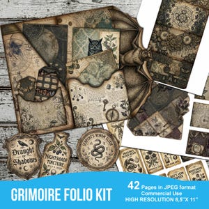 Può includere: Un kit di folio grimorio dall'estetica vintage. Il kit include varie pagine con mappe celesti, illustrazioni botaniche ed etichette di pozioni. La tavolozza dei colori è dominata da toni seppia, con accenti di verde e blu. Il testo "GRIMOIRE FOLIO KIT" è visibile.