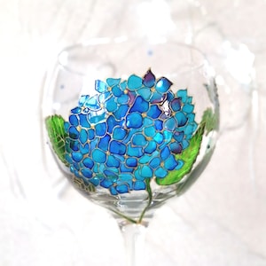 Mum Gift Christmas Personalized Gin Glass Hand Painted with Blue Hydrangea Flowers Glass Balloon Glass Unique Gift Handpainted Gin Glass