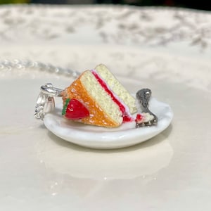 Naszyjnik Victoria Sponge Cake, Uroczy naszyjnik, wyjątkowe prezenty, miniaturowe jedzenie, wyjątkowe prezenty urodzinowe