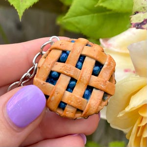 Blaubeertorten-Schlüsselring, einzigartiger Schlüsselring, Lebensmittel-Schlüsselanhänger, lustiger Schlüsselring, ungewöhnliche Geschenke, Miniaturessen, lustige kleine Geschenke