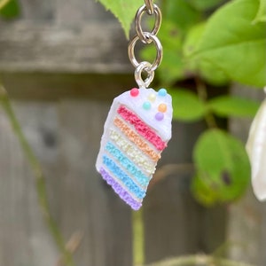 Regenbogen Kuchen Schlüsselanhänger: Schimmer Zuckerglasur, Polymer Clay Essen Schmuck