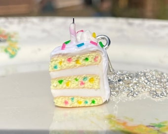 Handgemaakte polymeerklei verjaardagstaartketting: novelty food-sieraden