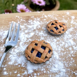 Boucles d&#39;oreilles tarte aux myrtilles : bijoux culinaires faits main en pâte polymère