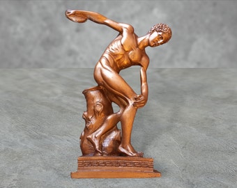 Statua in bronzo di un lanciatore di disco: scultura di un atleta greco-romano