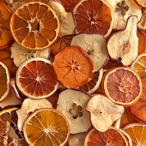 Peut inclure: Assortiment de tranches de fruits séchés, dont l'orange, la pomme et la poire, dans des tons d'orange, brun et beige.