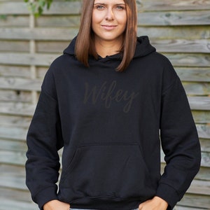 Wifey 3D Puff Vinyl Sudadera con capucha impresa