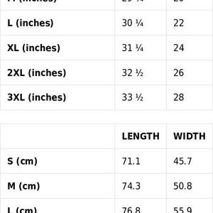 Pu&ograve; includere: Tabella delle taglie per abbigliamento con misure in pollici e centimetri. La tabella mostra la lunghezza e la larghezza delle diverse taglie, dalla S alla 3XL.