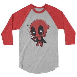 Könnte beinhalten: Ein rotes und graues Baseball-T-Shirt mit einem Cartoon-Bild von Deadpool, der ein Schwert hält und ein Peace-Zeichen macht.