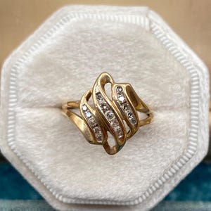 Vintage Diamond Cluster Ring in 10k Yellow Gold / Size 7