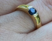 Vintage 18k Yellow Gold Sapphire Ring Retro Band with Inset Sapphire Size 8.5