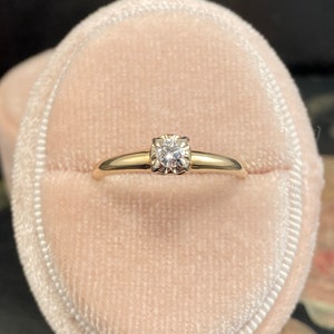 Vintage Diamond Solitaire Ring in 14k Gold / Size 7.75