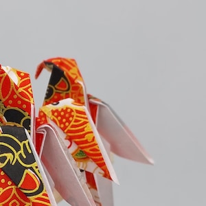 2 Pappagalli (8,5 cm) /origami /yuzen washi/ fantasia rossa con Maneki Neco / dettagli dorati /decorazione / idea regalo