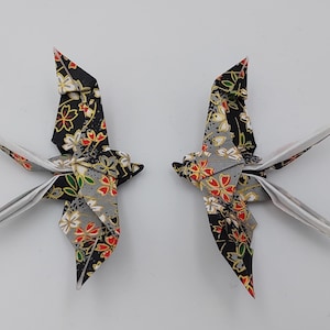 2 Rondini piccole (10 cm)/origami / carta yuzen washi /riflessi dorati /nero con fiori/decorazione / idea regalo