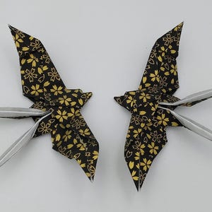 2 Rondini origami / nera con fiori dorati / carta di gelso / decorazione / idea regalo