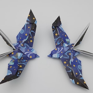 2 Rondini origami /Kyoyuzen Chiyogami/ fantasia blu e nera/ dettagli dorati / decorazione / idea regalo