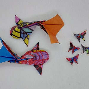 2 Carpe Koi (12 cm) con 4 farfalline/ fantasia 'modern art' / multicolore / origami /decorazione /idea regalo