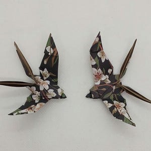 2 Rondini piccole (9 cm)/origami / fantasia nera con fiori/decorazione / idea regalo