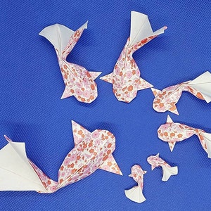 Carpe Koi famiglia/7 origami diversa grandezza/ fantasia bianca con fiori rosa e rossi/decorazione /idea regalo