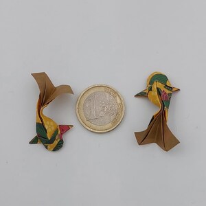 2 carpe (4 cm)/ miniature/origami / colore oro con fiori/ creazioni artistiche /  decorazione / idea regalo