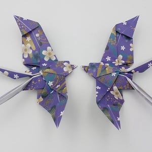 2 Rondini origami /Kyoyuzen Chiyogami/ fantasia viola con fiori bianchi/ dettagli dorati / decorazione / idea regalo