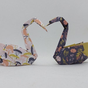 2 Cigni origami / fantasia chiara e scura/ decorazione /idea regalo / segnaposto