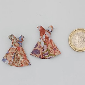 2 vestiti (3 cm)/ miniature/origami / fantasia kimono flowers/ creazioni artistiche /  decorazione / idea regalo