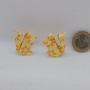 2 scoiattoli (3 cm)/ miniature/origami / chiyogami - komon / giallo fantasia/ creazioni artistiche /  decorazione / idea regalo
