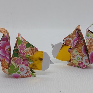 2 Scoiattoli con ghianda dorata/ fantasia kimono con rosa/ origami / decorazione / idea regalo / segnaposto