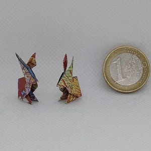 2 conigli (2 cm)/ miniature/origami / rosso fantasia/ creazioni artistiche /  decorazione / idea regalo