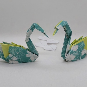 2 Cigni origami /con cuori/ verde con fiori bianchi/ decorazione /idea regalo / segnaposto