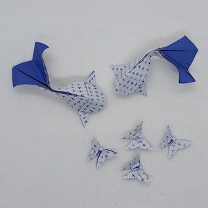 2 Carpe Koi (9 cm) con 4 farfalline/koi fish/fantasia shibori / colori bianco e blu/origami /decorazione /idea regalo
