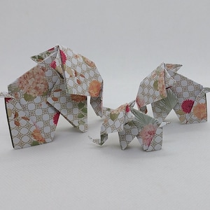 Famiglia di elefanti / 3 origami/ fantasia con fiori/idea regalo/decorazione