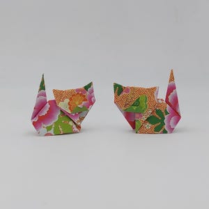 2 Gatti (4 cm)/ fantasia con fiori rosa / origami/ decorazione / idea regalo