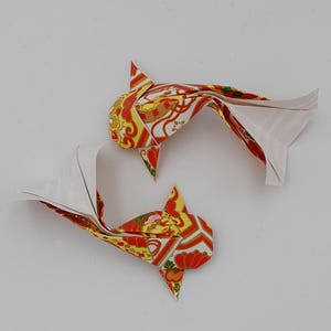 2 Carpe Koi (8 cm)/ origami / carta yuzen washi / riflessi dorati /decorazione /idea regalo