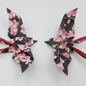 2 Rondini origami / nere con fiori di ciliegio/ decorazione / idea regalo