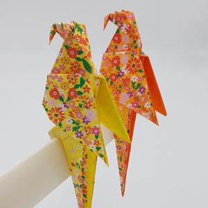 2 Pappagalli origami / fantasia con fiorellini / giallo e arancione /decorazione / idea regalo