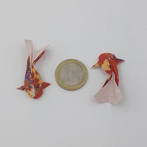 2 carpe (4 cm)/ miniature/origami / carta yuzen /riflessi dorati/ creazioni artistiche /  decorazione / idea regalo
