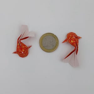 2 carpe (4 cm)/ miniature/origami / carta yuzen /riflessi dorati/ creazioni artistiche /  decorazione / idea regalo