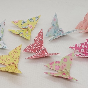 8 farfalle (6 cm)/ fantasie con fiori e farfalle/ origami/decorazione / idea regalo / chiudipacco/ compleanno