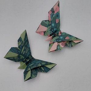 2 Farfalle origami /fantasia verde con fiori e foglie / decorazione/ idea regalo/ chiudipacco