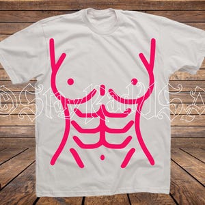 Può includere: T-shirt bianca con grafica rosa neon di un torso, inclusi petto e addominali. Il design è un'illustrazione stilizzata e semplificata. La maglietta è esposta su una superficie di legno.