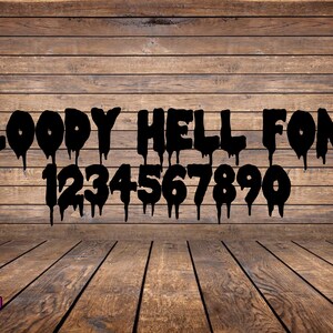 Op de afbeelding: Zwarte "Bloody Hell Font" met druipend effect, inclusief de cijfers 1 t/m 0. Het lettertype wordt weergegeven op een houten achtergrond, geschikt voor Halloween- of horrorthema's.