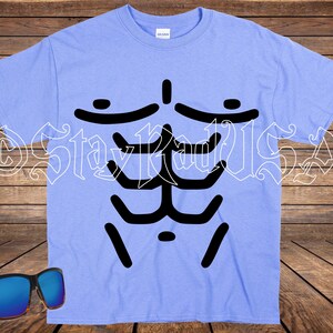 Può includere: T-shirt azzurra con grafica nera di un addome scolpito. La maglietta ha la scritta bianca "Stay Bad USA". Occhiali da sole con lenti blu nell'angolo in basso a sinistra.