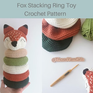 Puede incluir: Un juguete de apilamiento de anillos de zorro hecho a ganchillo. La cabeza del zorro es naranja y blanca, con detalles negros. Los anillos son verdes, beige, blancos y naranjas. El texto "Fox Stacking Ring Toy Crochet Pattern" está en la parte superior.