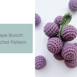 Pode incluir: Um cacho de uvas de crochê com um caule e folhas verdes. As uvas são de cor roxa escura.
