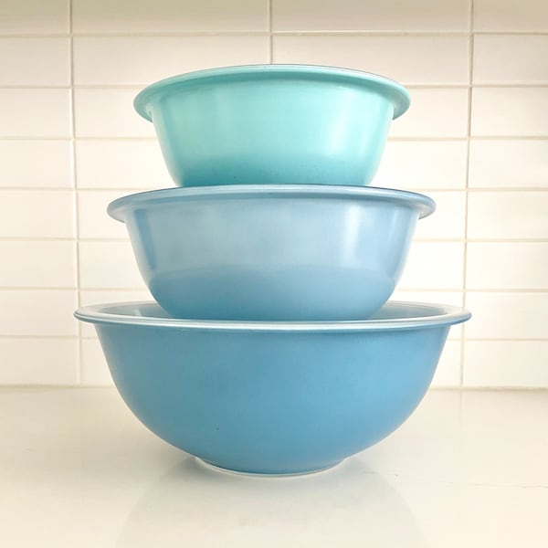 Pyrex Shades of Blue Nesting Mixing Bowls, 1980s Set of 3 with Clear Bottoms | 322, 323, 325 | Blue Rainbow Pattern