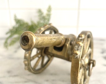 ヴィンテージの真鍮製大砲置物（車輪付き） - Etsy 日本